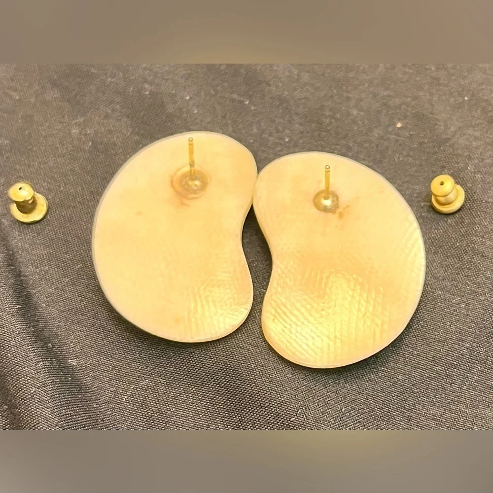 Vintage 70s Cream Kidney Bean Statement Stud Earrings Abstract Retro Costume